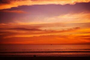 tramonto sulla spiaggia rossastra foto