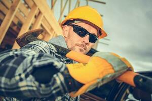 professionale costruzione contraente lavoratore con grande martello su il suo spalla foto