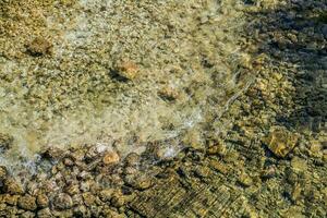 roccioso fiume letto con cristallo chiaro acqua. foto