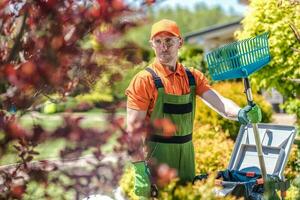 caucasico giardiniere con rastrello foto