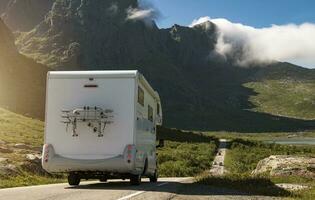 camper furgone rv su il lofoten strada viaggio foto