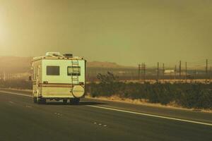 Vintage ▾ anziano camper furgone su un' autostrada foto