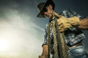 americano cowboy contadino con un' corda nel il suo mani foto