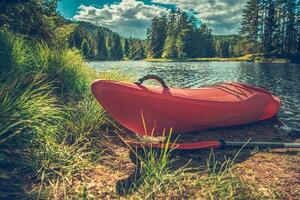 rosso kayak su il riva foto