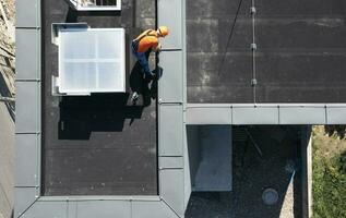 fulmine protezione asta installazione su superiore di un' edificio foto