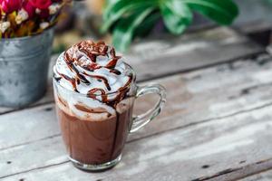 cioccolata calda cacao in tazza di vetro con panna montata foto