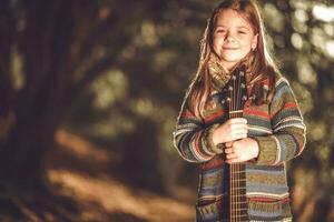 giovane ragazza con chitarra foto