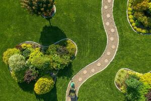 maturo Giardino dietro la casa giardino con grande erba prato aereo vista foto