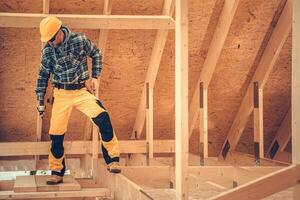 costruzione contraente dentro di recente costruito di legno Casa scheletro foto