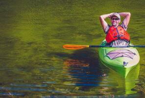 rilassato kayaker su il lago foto