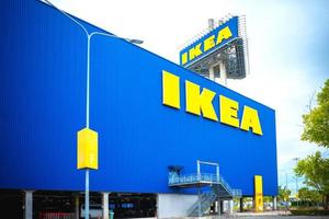 logo della società di mobili ikea sull'esterno dell'edificio foto