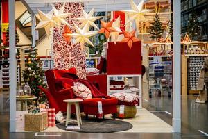 mostra il tema natalizio dei mobili in un negozio ikea foto