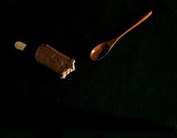 gelato ricoperto di cioccolato foto