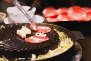 barbecue di maiale alla griglia sulla padella per barbecue coreana foto