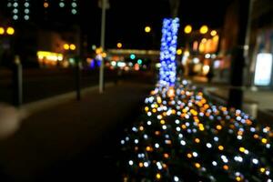 sfocato e bokeh di passerella e città illuminazione a notte tempo nel umeda la zona, osaka, Giappone. foto