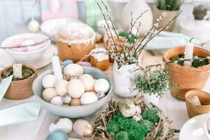 contento Pasqua giorno a casa. famiglia, cibo e interno. tradizionale religione primavera vacanza foto