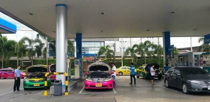 bangkok, Tailandia - giugno 4, 2022 Taxi e auto parcheggio e apertura davanti cappuccio per Riempimento ngv gas a il gas stazione. bisogno energia, trasporto. naturale gas veicolo. foto