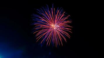 fuochi d'artificio celebrazione al di sopra di il tempio nel il buio cielo foto