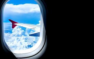 nuvole e cielo visto attraverso la finestra di un aereo foto