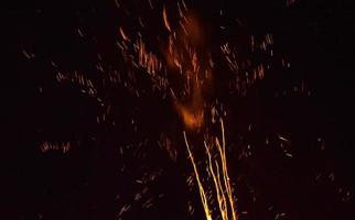 fuochi d'artificio arancioni nel cielo durante la notte foto