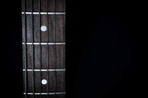 closeup chitarra elettrica rossa su sfondo nero foto