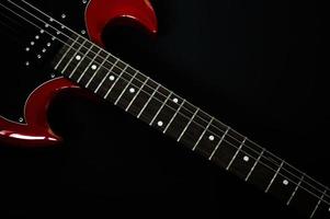 closeup chitarra elettrica rossa su sfondo nero foto