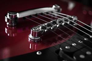 closeup chitarra elettrica rossa su sfondo nero foto