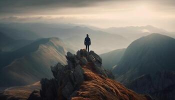 in piedi su superiore di maestoso montagna picco generato di ai foto