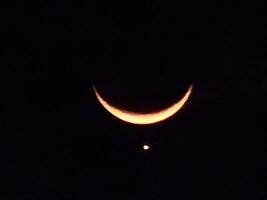 raro Luna e Venere luci su il notte cielo, Luna e Venere pianta insieme foto