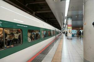 tokyo, Giappone - aprile 10, 2023 e5 serie shinkansen su un' yamabiko servizio per sendai a ueno stazione. foto