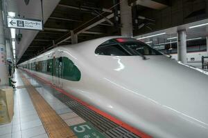 tokyo, Giappone - aprile 10, 2023 e5 serie shinkansen su un' yamabiko servizio per sendai a ueno stazione. foto