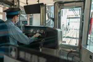 asiatico maschio treno autista su posto di lavoro, Visualizza a partire dal dietro a foto