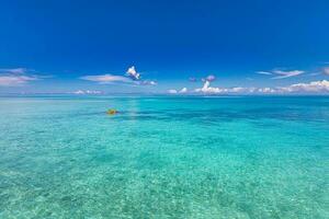 fantastico paesaggio marino, infinito tropicale turchese blu mare. orizzonte a partire dal un aereo Visualizza. bellissimo paesaggio di chiaro turchese indiano oceano, Maldive isole foto