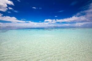 bellissimo orizzonte e cielo, costa di tropicale isola, paesaggio marino e all'aperto soleggiato vacanza o vacanza natura Visualizza foto