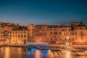 mille dollari canale a notte, Venezia. bellissimo edifici e ristoranti con strade di Venezia. lunatico estate tramonto sfondo. storico paesaggio urbano foto