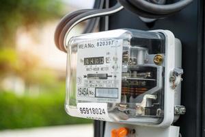 misuratore di potenza elettrica per il costo energetico a casa e in ufficio foto