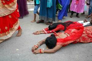 30 ottobre 2022, Calcutta, ovest Bengala. l'esecuzione dondi rituale durante chhath puja a Kolkata babu ghat la zona. foto