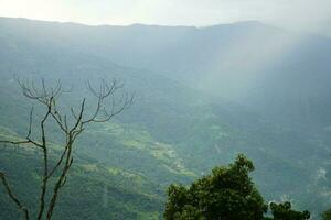 montagna gamma nel nuvoloso tempo metereologico a est sikkim foto