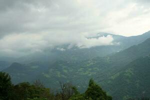 nuvoloso montagna gamma Visualizza a est sikkim foto