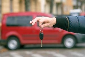 nuovo concetto di auto maschio mano che tiene una chiave della macchina foto