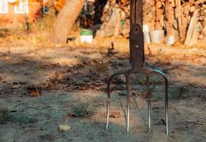 forcone nel terreno vicino in giardino foto