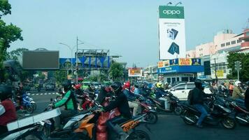 bogor, ovest Giava, Indonesia, Maggio 2 2023 - molto pesante traffico di macchine e motociclo a uno di il intersezioni di bogor città durante un' soleggiato giorno. foto