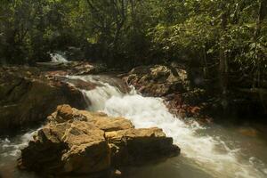 uno di il più piccolo cascate a cachoeira boqueirão nel paranoia, brasile, vicino brasilia foto