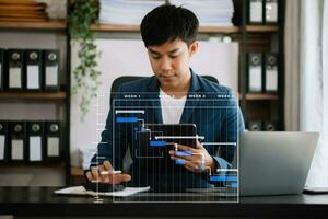 project manager che lavora e aggiorna le attività con la pianificazione dello stato di avanzamento delle pietre miliari e il diagramma di pianificazione del diagramma di Gantt. affari che lavorano con smartphone, tablet e laptop foto