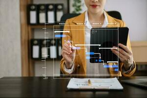 project manager che lavora e aggiorna le attività con la pianificazione dello stato di avanzamento delle pietre miliari e il diagramma di pianificazione del diagramma di Gantt. affari che lavorano con smartphone, tablet e laptop foto