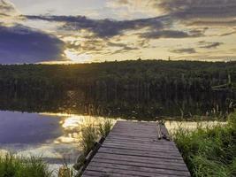 il pontile in legno al tramonto foto