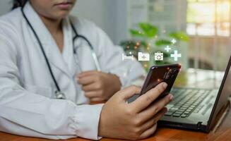 medici uso smartphone e computer per ricerca medico informazione. medico concetto foto