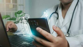 medici uso smartphone e computer per ricerca medico informazione. medico concetto foto