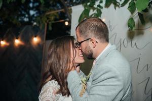 fotografia di matrimonio bacio sposa e sposo in luoghi diversi foto