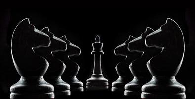 sagome di scacchi su sfondo nero foto